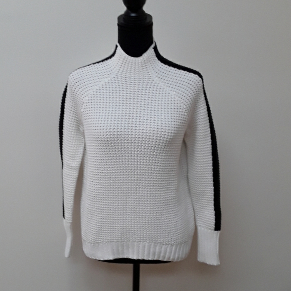 VS White and black sweater